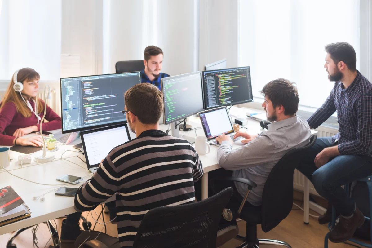 Záber na kanceláriu java programátorov