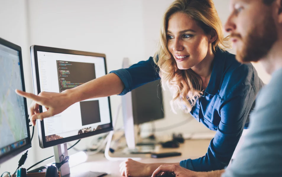 A female developer explains something to her colleague