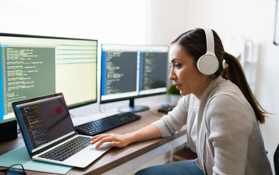 PHP-Entwickler, der an einer Webanwendung arbeitet