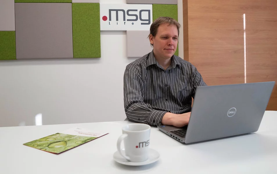 Java programátor mladý muž pracuje na laptope v kancelárii msg life Slovakia