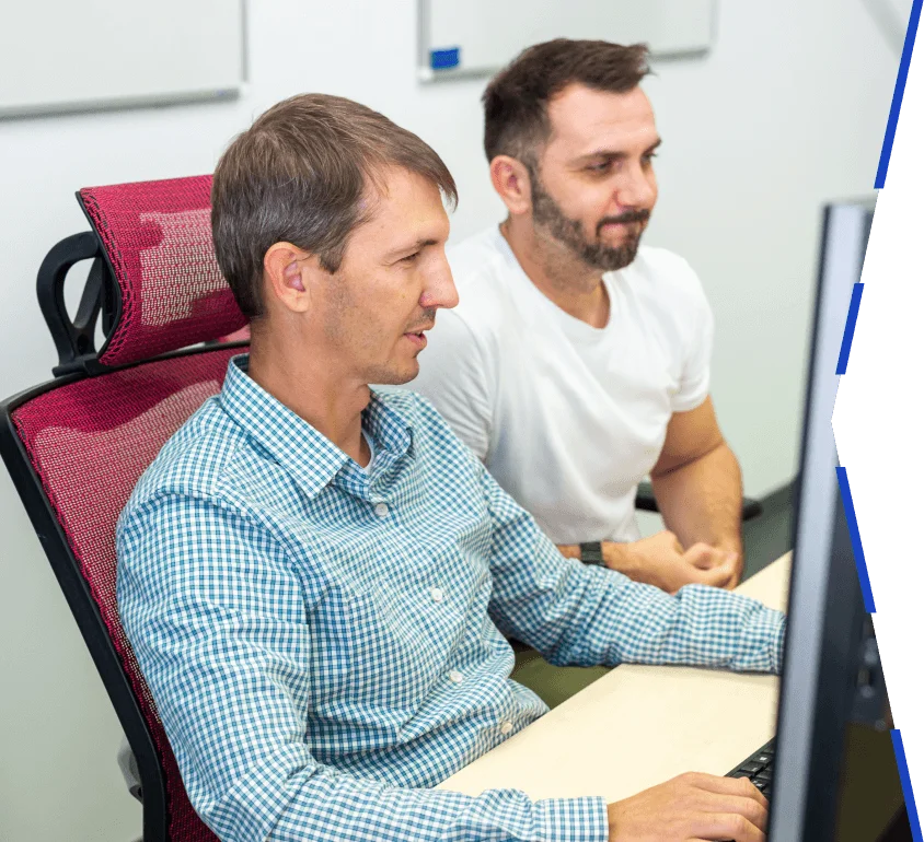 Programmierer programmieren vor dem Computer