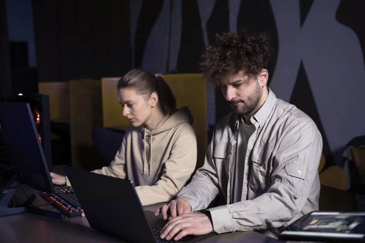 Párové programovanie je prístup k písaniu softvéru, keď sa jednej úlohe venujú (najčastejšie) dvaja vývojári.